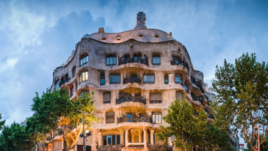 Sumérgete en el Esplendor de Gaudí: Descubre La Pedrera en Barcelona