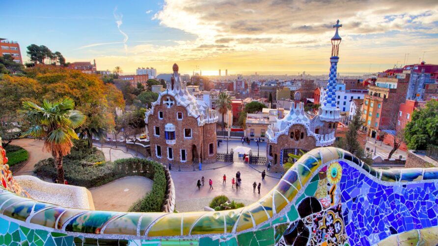 Descubre el Encanto del Parque Güell con Bedcelona Hostel